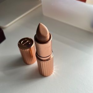 Charlotte Tilbury K.I.S.S lipstick Light Nude